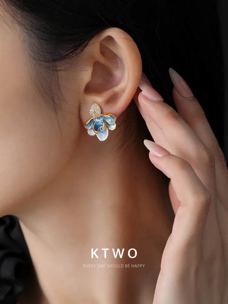 KTWO Asymmetric Enamel Leaf Pearl Dangle Earrings