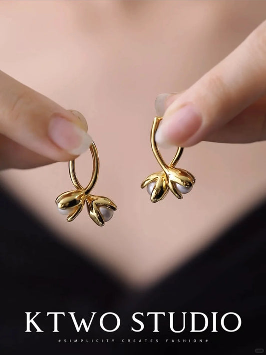 KTWO Gold Flower Stud Earrings with Freshwater Pearl