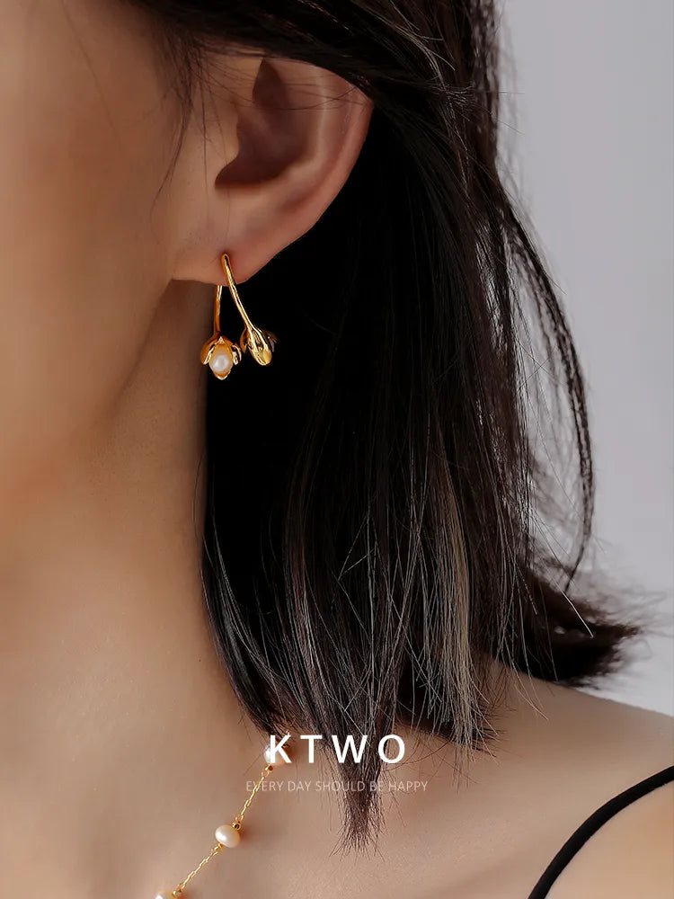 KTWO Gold Flower Stud Earrings with Freshwater Pearl