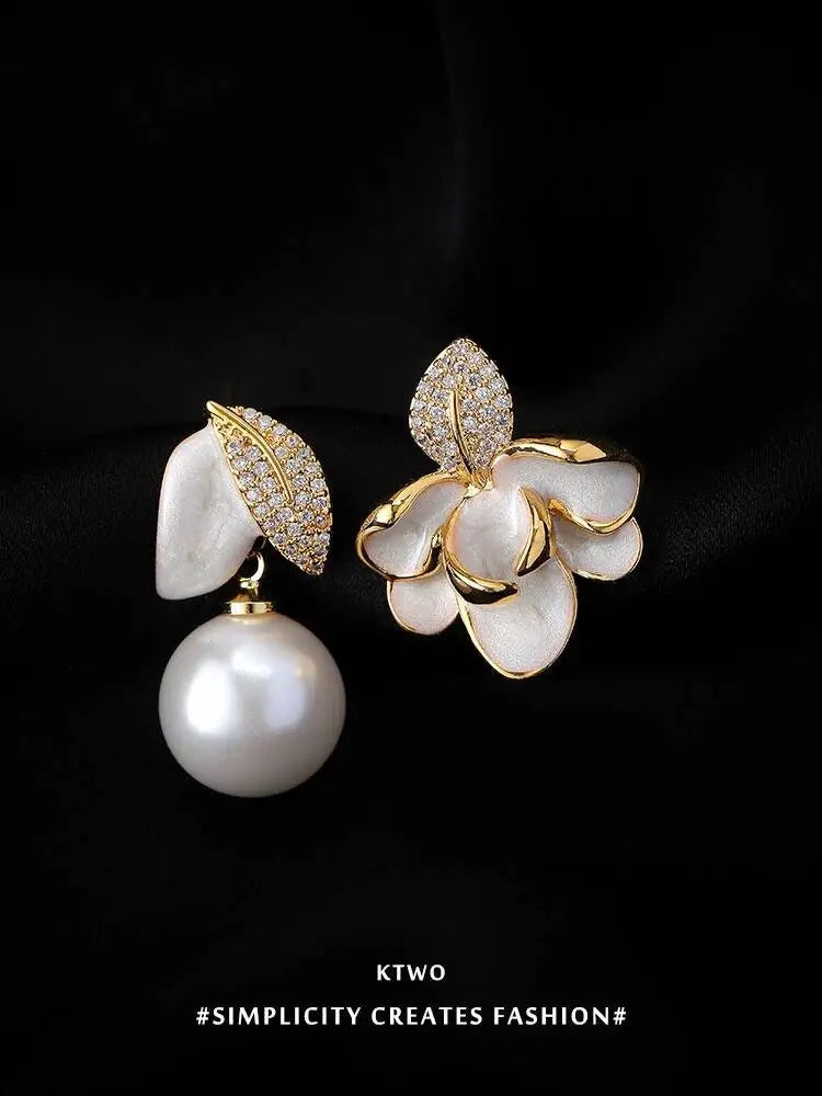 KTWO Asymmetric Enamel Leaf Pearl Dangle Earrings