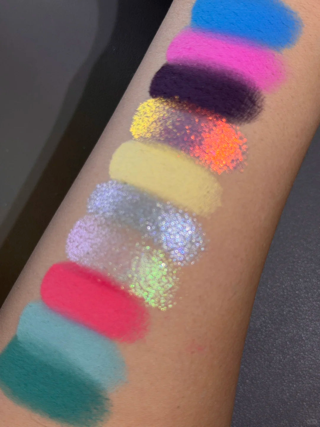 ROINGNEAO 10-Color Bright Eyeshadow Palette