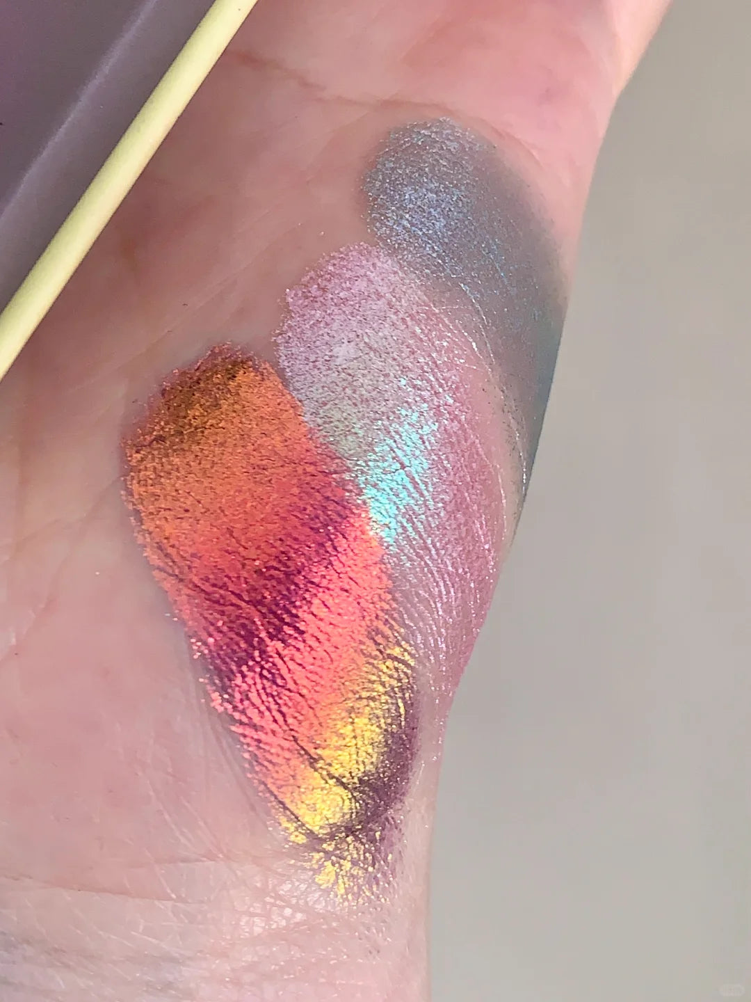 ROINGNEAO 10-Color Bright Eyeshadow Palette