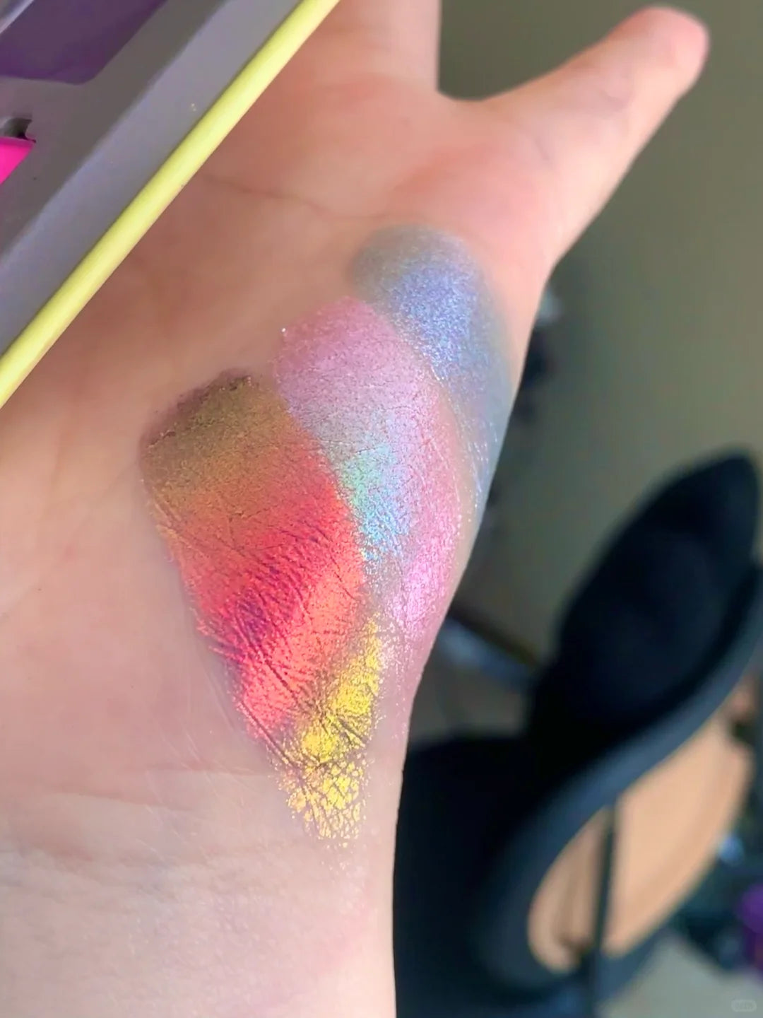 ROINGNEAO 10-Color Bright Eyeshadow Palette