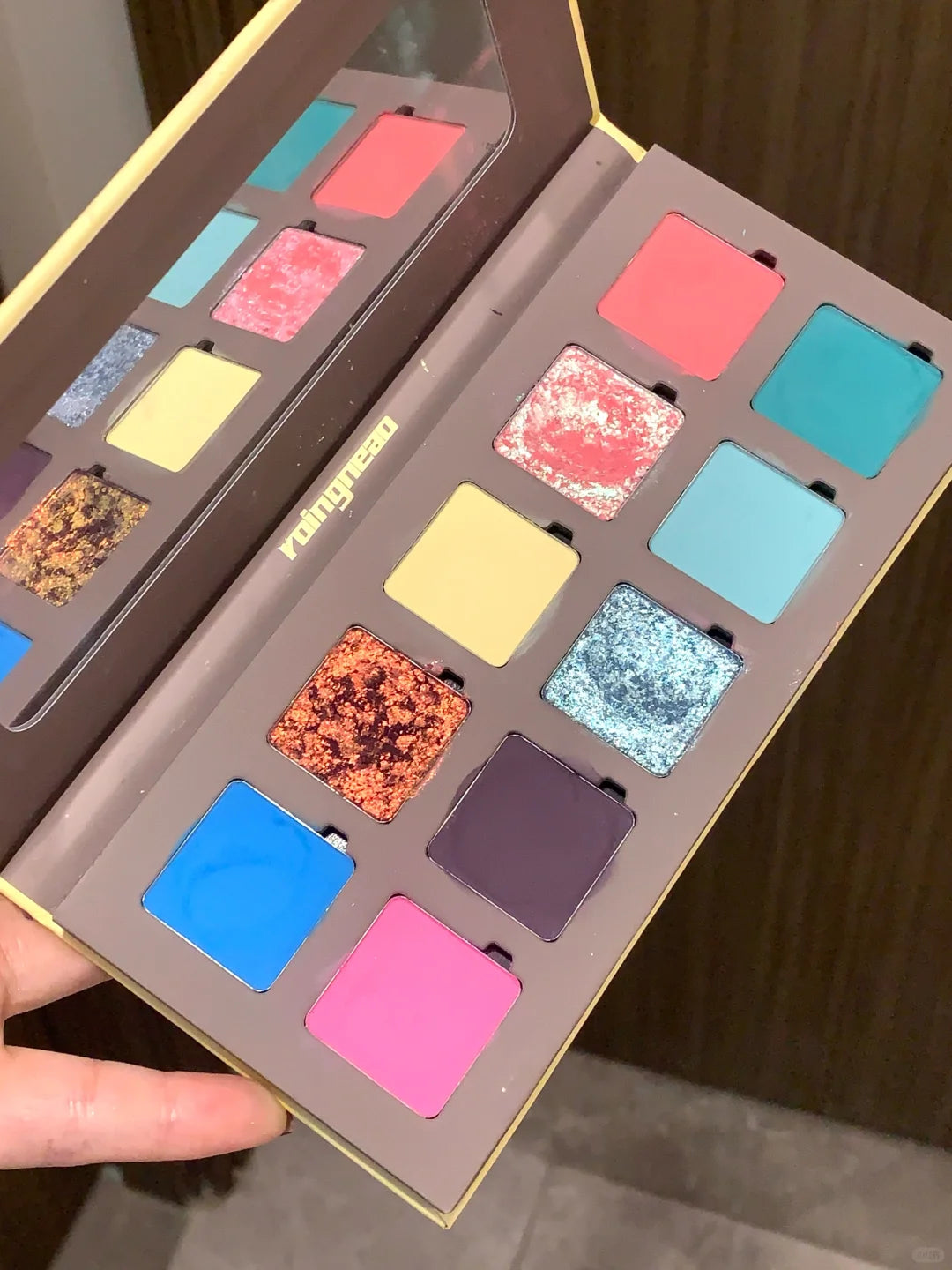 ROINGNEAO 10-Color Bright Eyeshadow Palette
