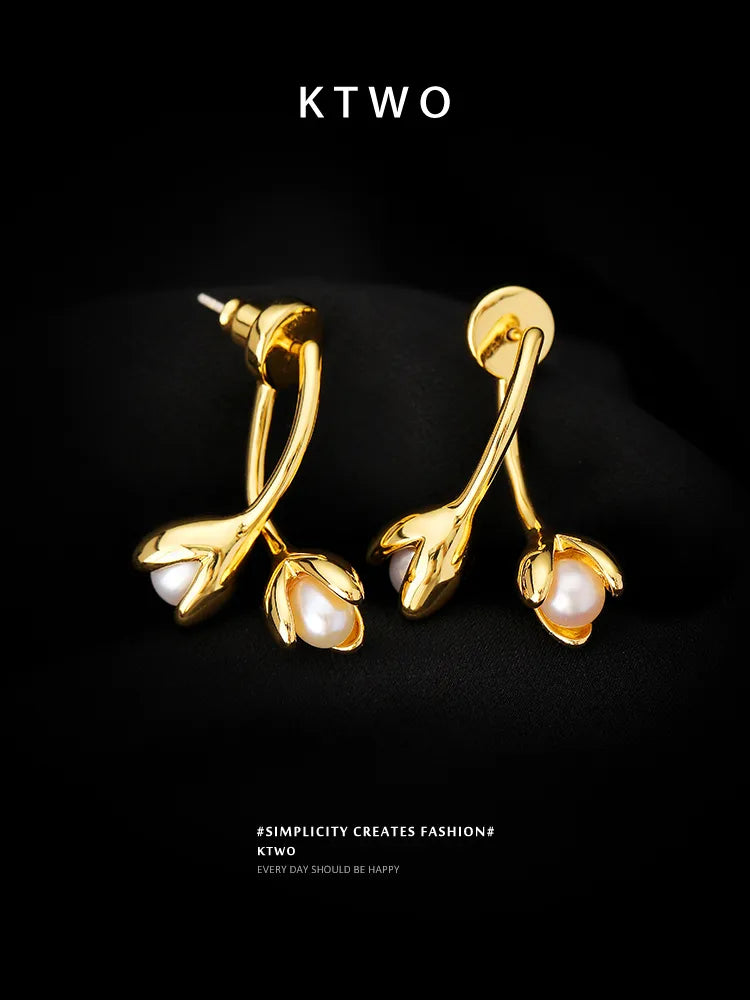 KTWO Gold Flower Stud Earrings with Freshwater Pearl