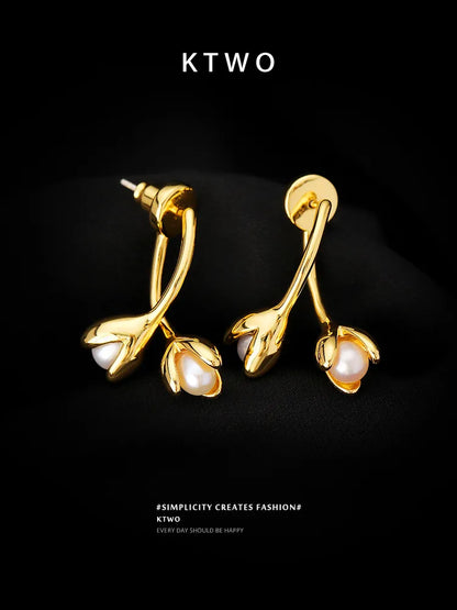 KTWO Gold Flower Stud Earrings with Freshwater Pearl