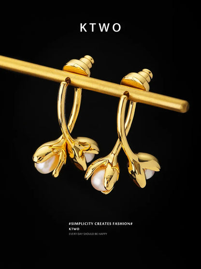 KTWO Gold Flower Stud Earrings with Freshwater Pearl