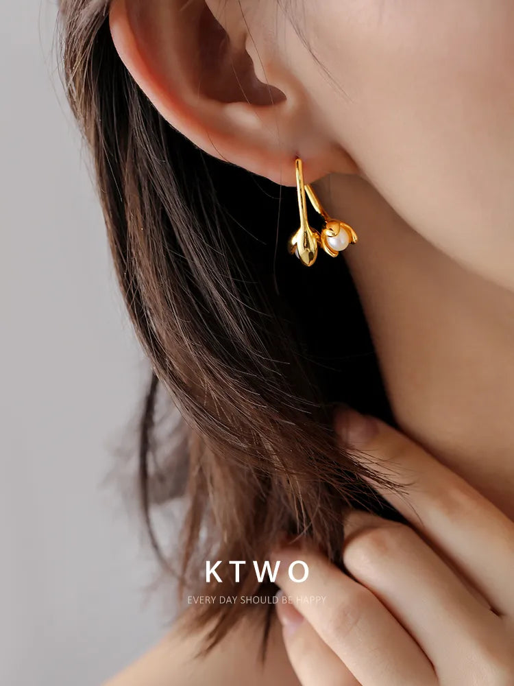 KTWO Gold Flower Stud Earrings with Freshwater Pearl