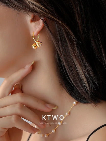 KTWO Gold Flower Stud Earrings with Freshwater Pearl